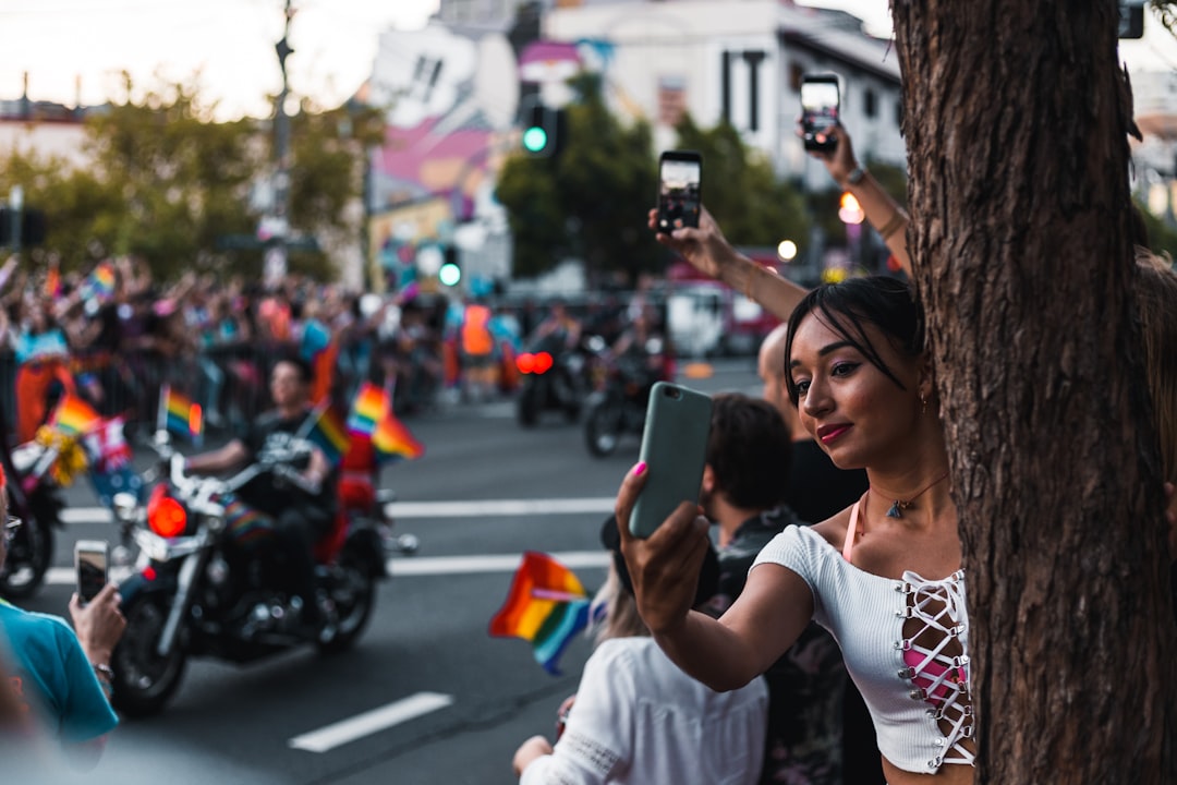 Mejores aplicaciones de relación gay: guía completa y segura